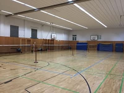 Trainingshalle mit 4 Spielfeldern